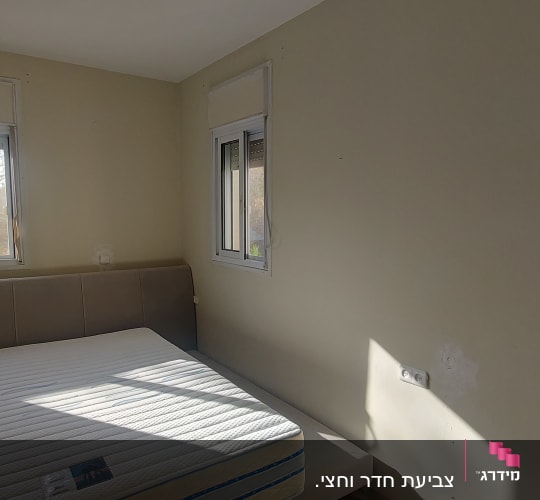 קיר צבוע בצבע בהיר עם סימני תיקון